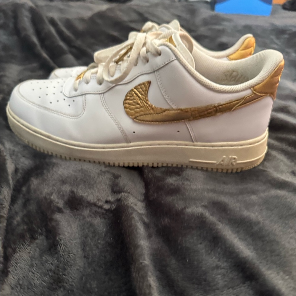 Nike Air Force 1 low Metallic Gold (2020)